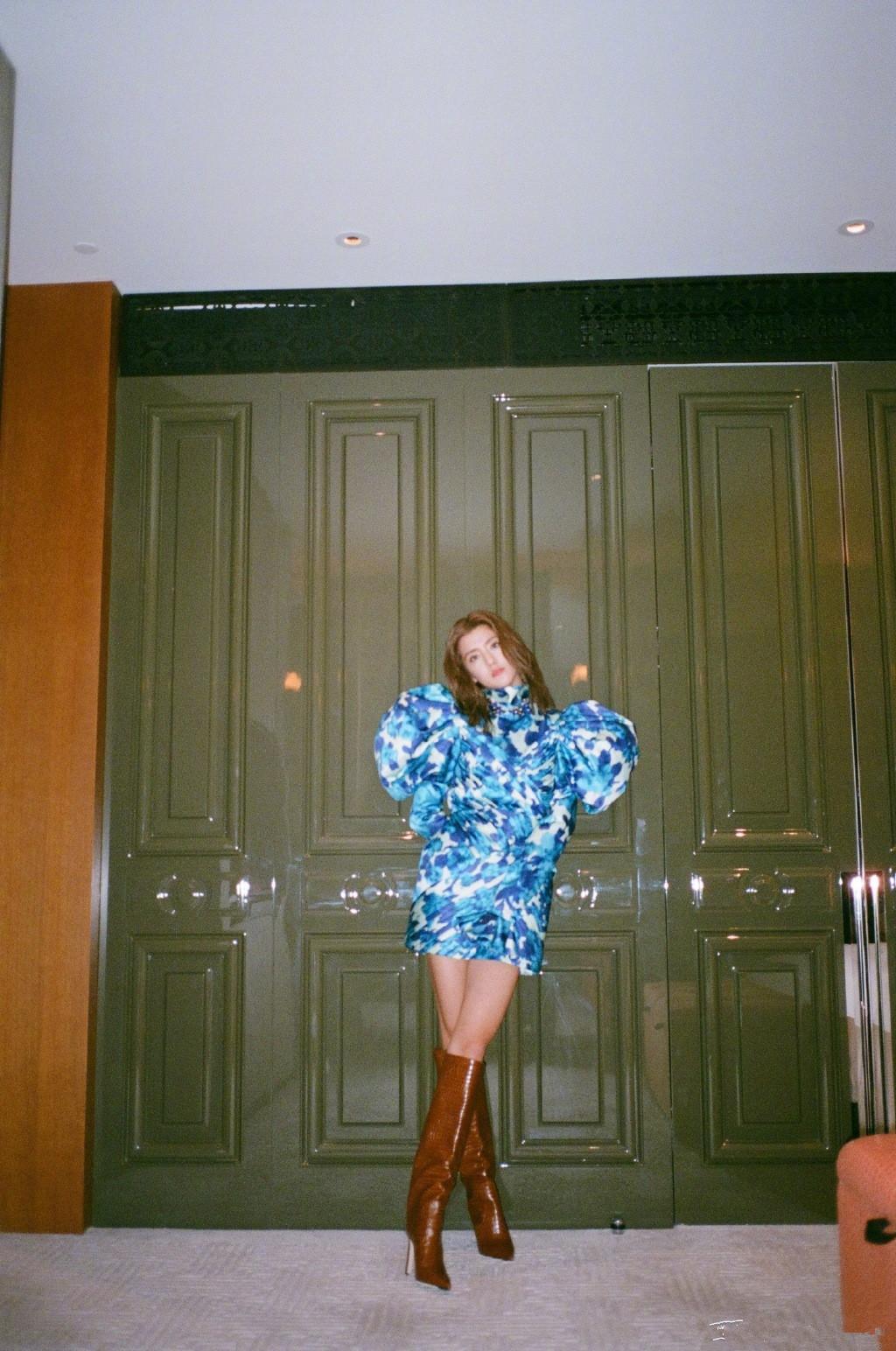 吴千语最新穿搭，自然美景中的时尚之旅