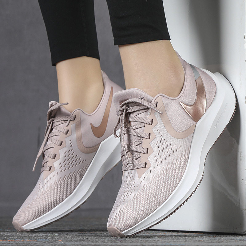 耐克最新款跑鞋女,自然美景中的浪漫之旅