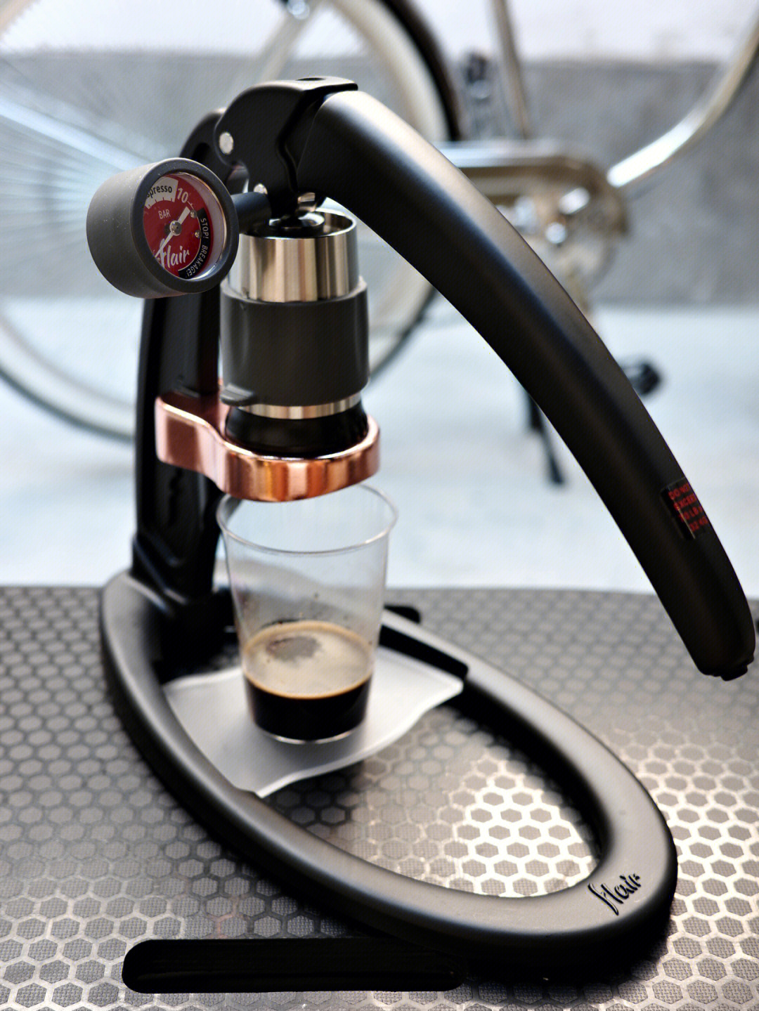 最新手压咖啡机,轻松享受浓郁咖啡时光,体验咖啡制作的艺术性!