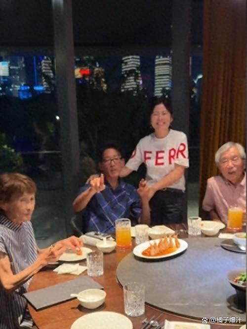 妮宝一家最新探索自然美景的奇妙之旅