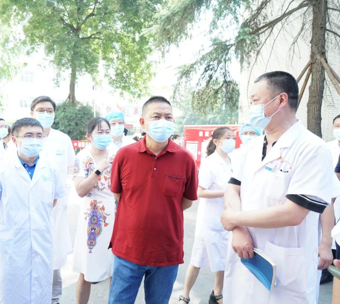 世界最新疫情新冠病毒,世界最新疫情新冠病毒,小巷深处的独特邂逅