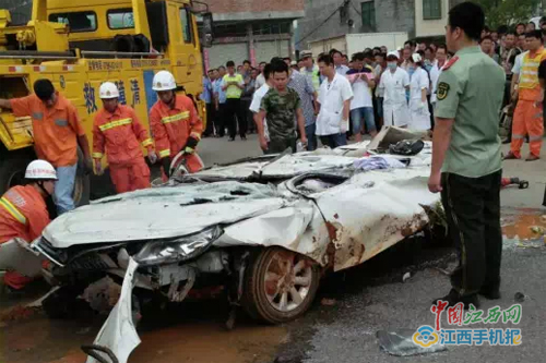 揪心瞬间背后的真相与反思，最新货车侧翻事故报道揭秘🚚🚨