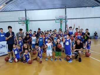 东方启明星篮球训练营，点燃自信的篮球之光之旅