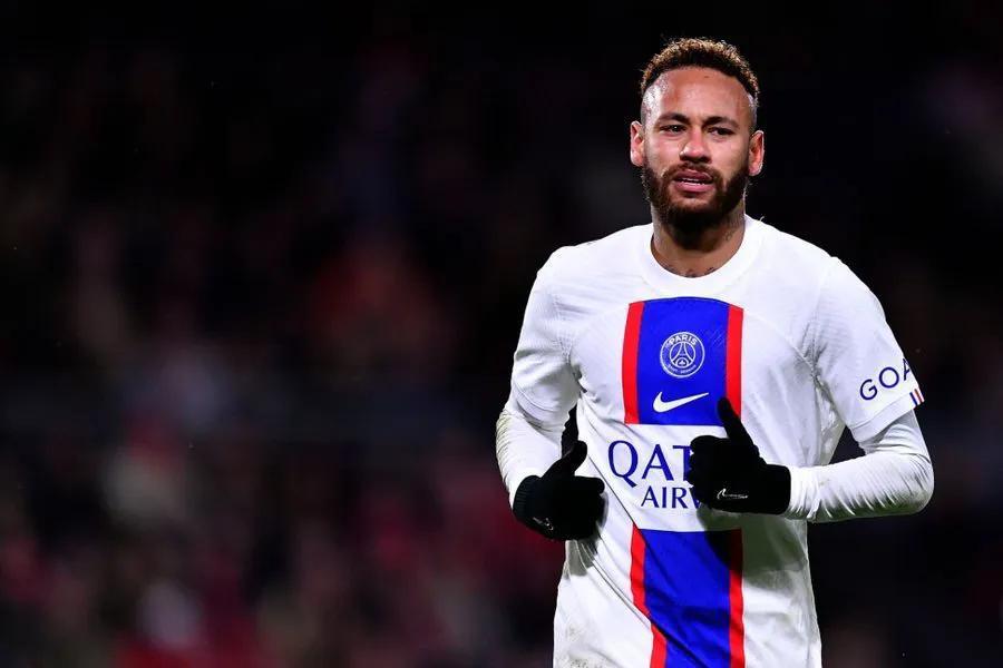 内马尔最新照片揭秘,巷弄深处的足球巨星与独特小店风采