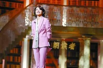 董卿朗读者最新图片，展现节目魅力与个人风采的聚焦瞬间