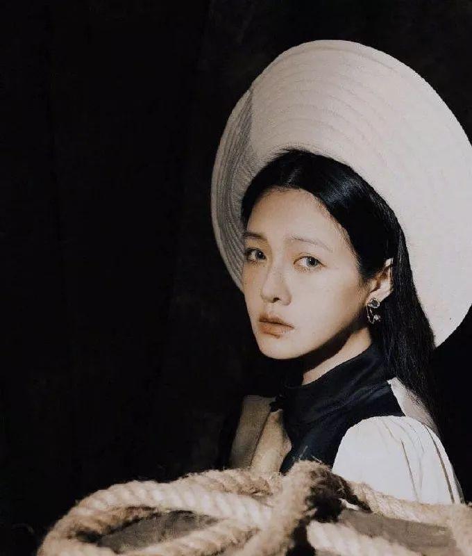 脸上有斑的明星，变化中的自信与成就的力量