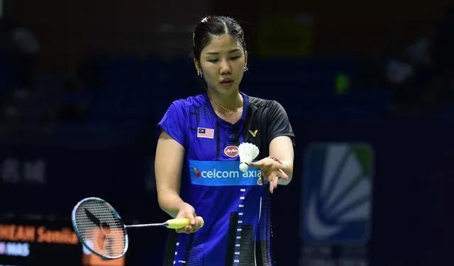 羽毛球比赛发球