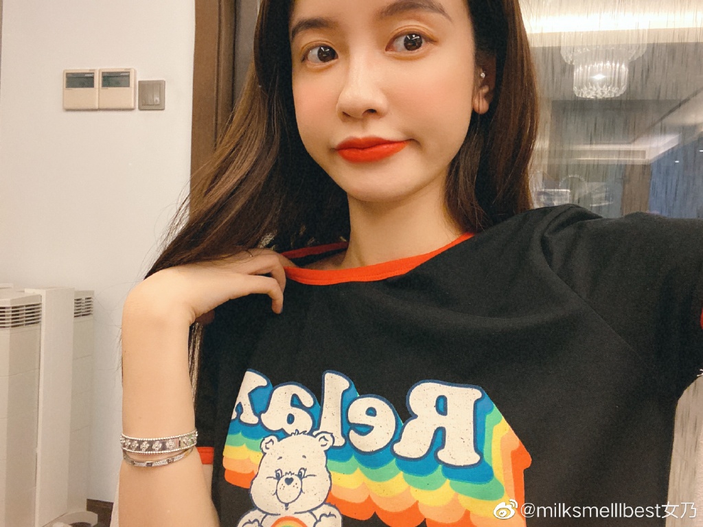 张大奕最新科技产品引领未来生活革新